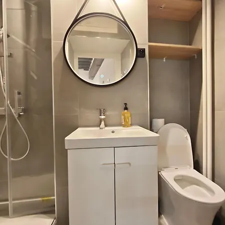 Notre Dame 3-min Walk-elegant *