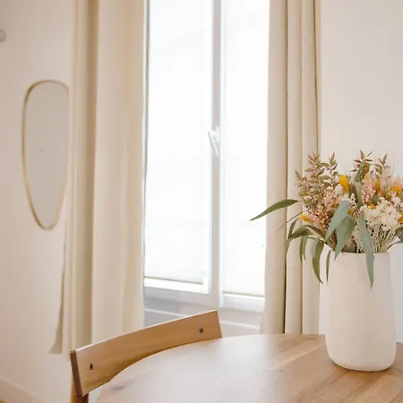 Notre Dame 3-min Walk-elegant * פריז