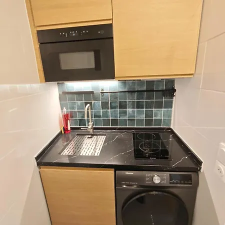 Notre Dame 3-min Walk-elegant *